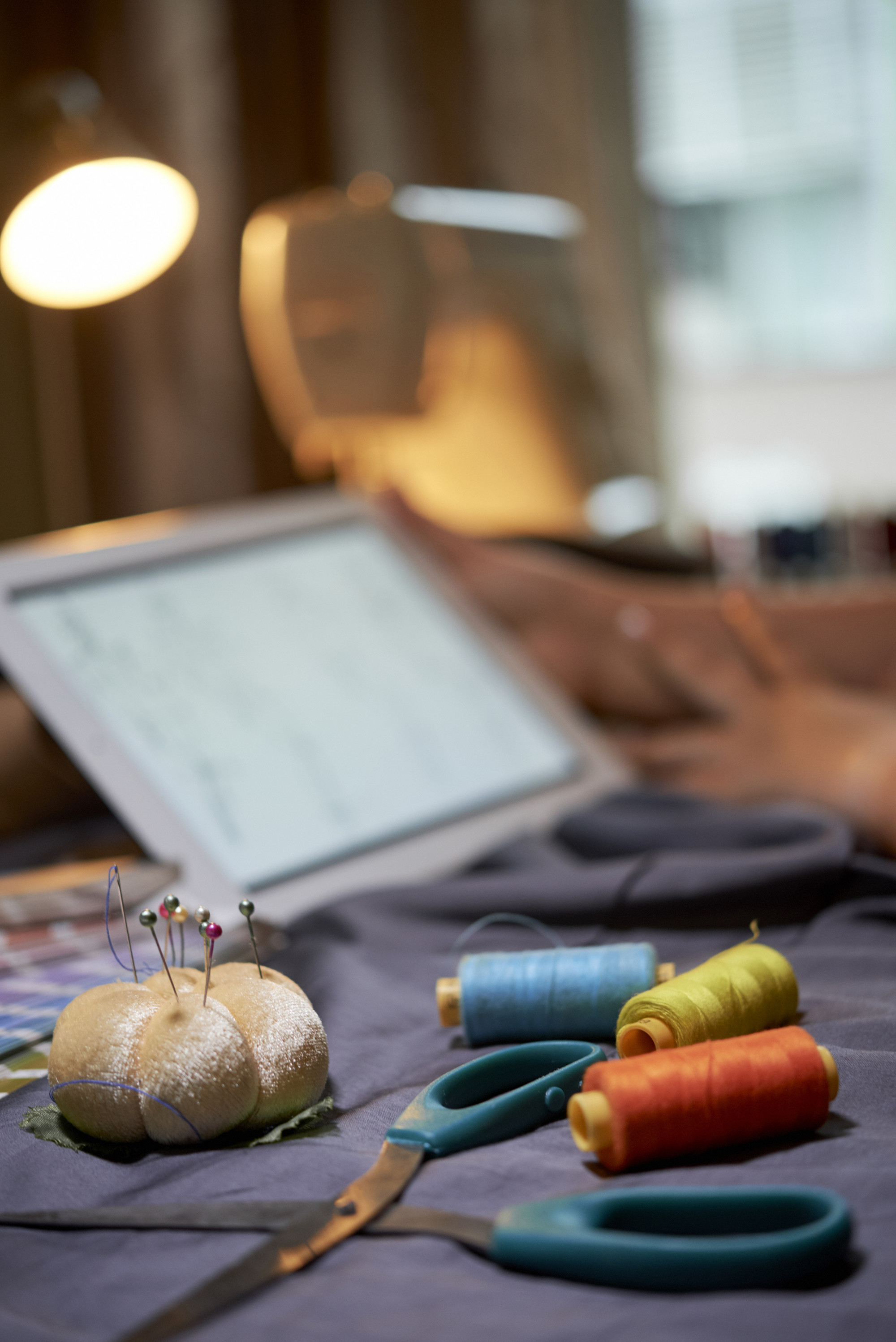 atelier con strumenti per ricamo e filo dorato
