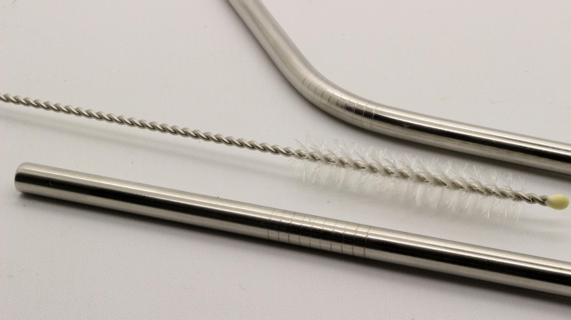 dettaglio ricamo a mano con filo metallico